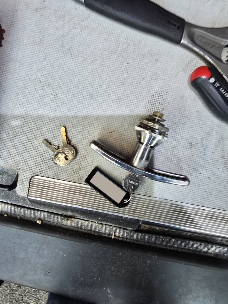 Poignée à condamnation Ronis remplacée sur porte de garage